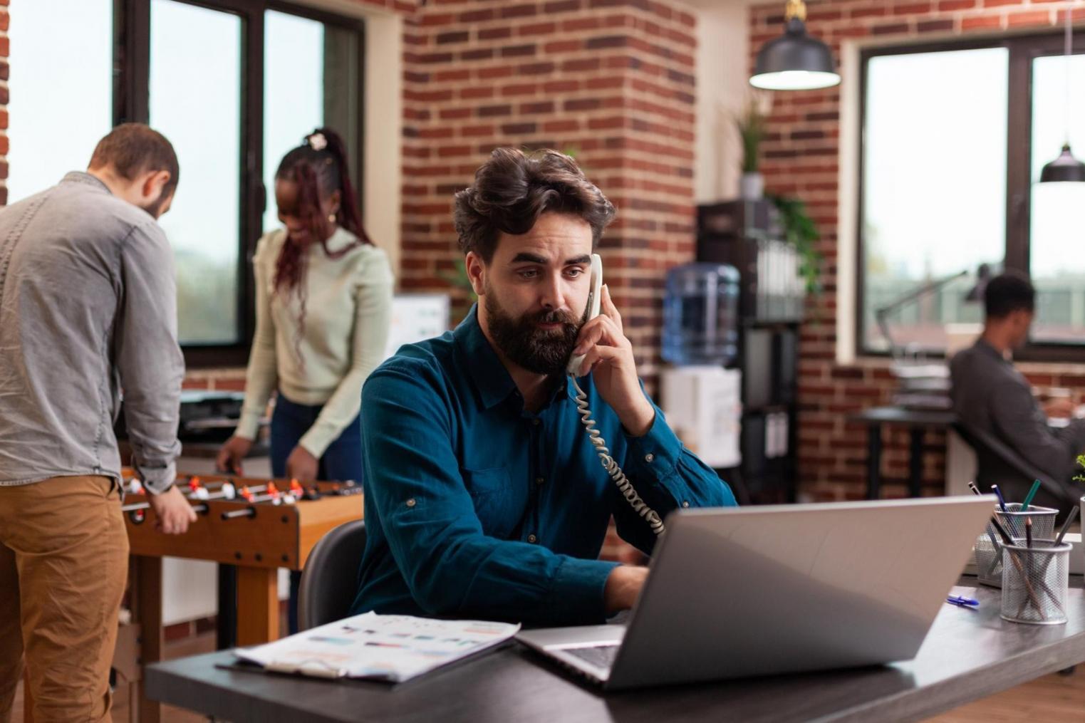 Budgetplanung Arbeitsbereich mit Dokumenten und Analyse