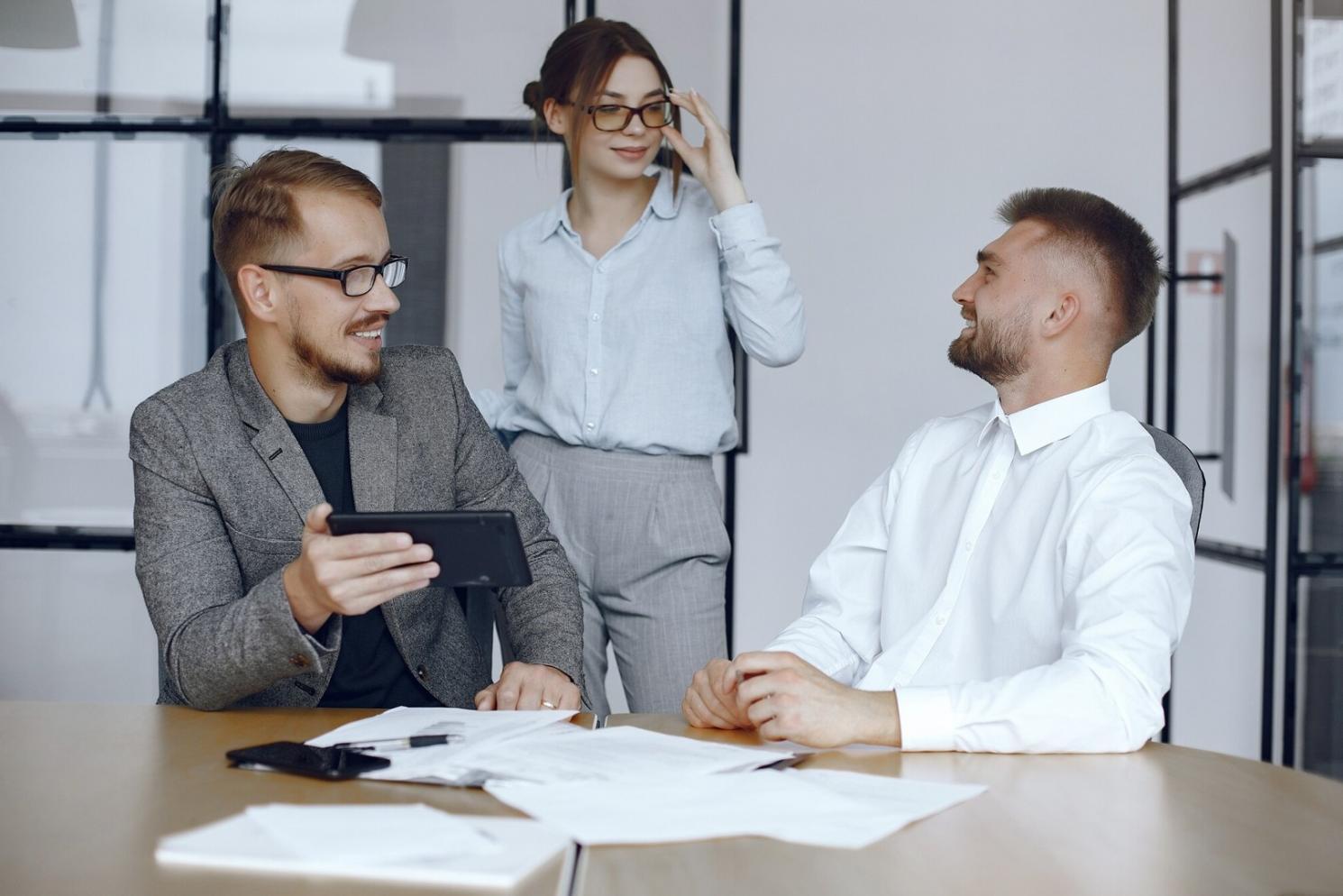 nerqavolixa Team bei der Arbeit an Finanzstrategien