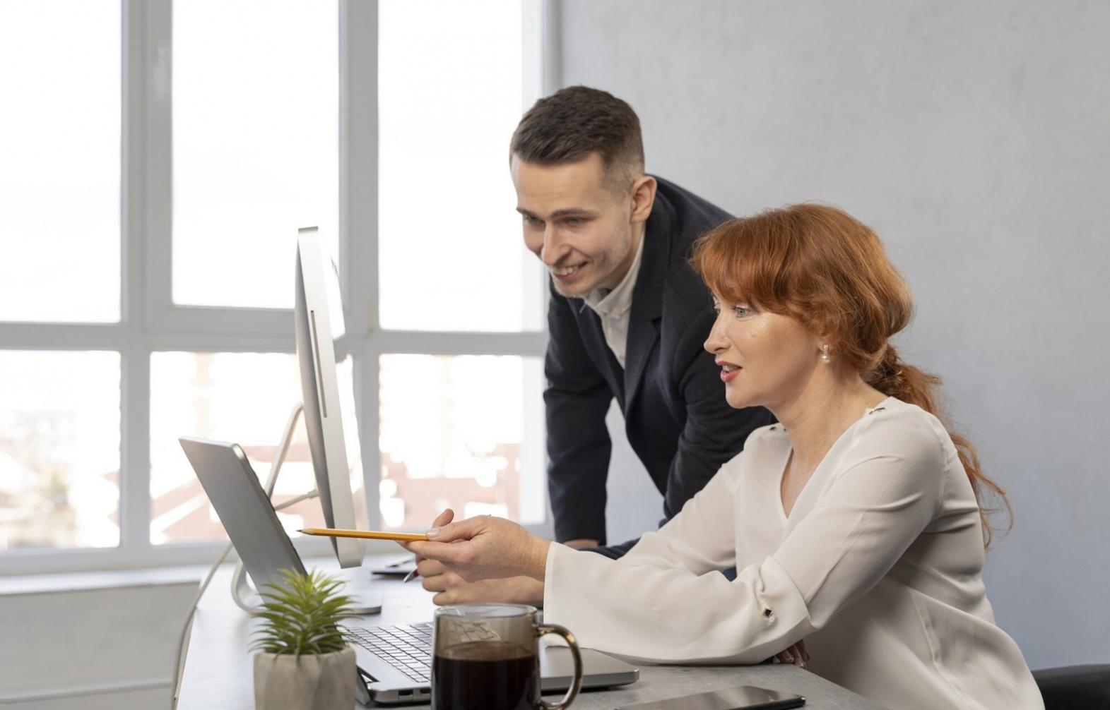 Team bei der Analyse von Finanzdaten und Budgetplanung